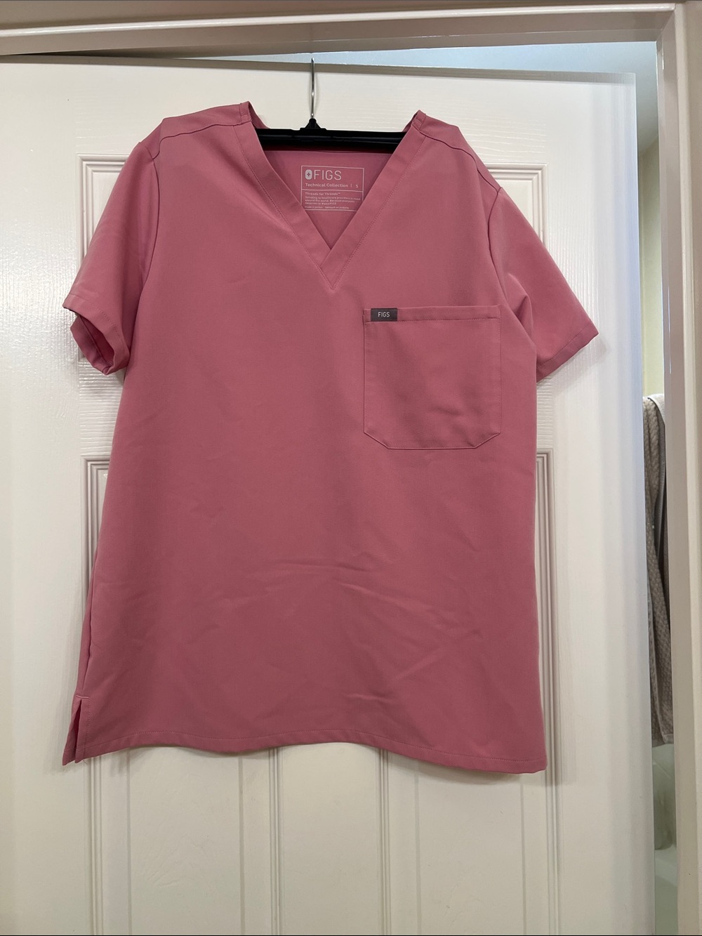 FIGS Women’s V-Neck Scrub Top in Dusty Rose Pink